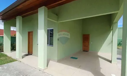 Casa em condomínio fechado,dois dormitórios e suíte.