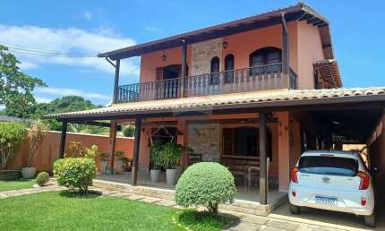 Casa em condominio fechado com cinco dormitórios e piscina.