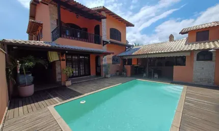 Casa em condominio fechado com cinco dormitórios e piscina.