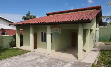 Casa em condomínio fechado,dois dormitórios sendo 1 suíte com closet e quarto auxiliar.