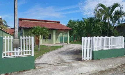 Casa em condomínio fechado,dois dormitórios sendo 1 suíte com closet e quarto auxiliar.