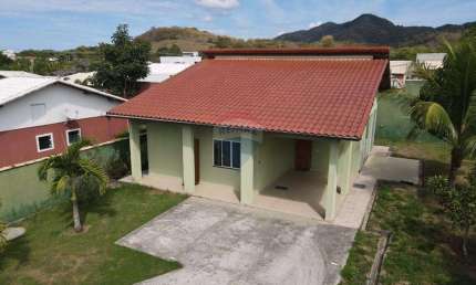 Casa em condomínio fechado,dois dormitórios sendo 1 suíte com closet e quarto auxiliar.