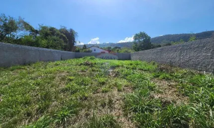 Terreno com 640 m2 murado e plano comercial/multifamiliar, na Av. Itaocaia Valley!