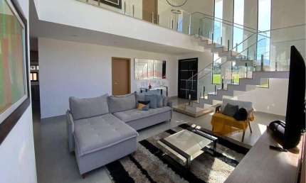 Luxuosa Casa no Condomínio Alphaville 1 para aluguel, com 3 suítes com piscina, em Inoa Maricá.