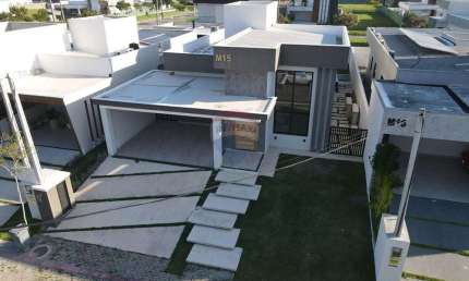 Casa em condomínio fechado com três quartos, sendo uma suíte