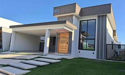 Casa em condomínio fechado com três quartos, sendo uma suíte