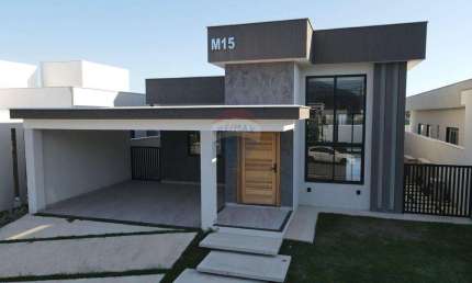 Casa em condomínio fechado com três quartos, sendo uma suíte