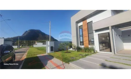 Maravlhosa Casa no Mais Completo Condomínio de Maricá!!!