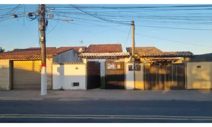 Casa com piscina, 02 quartos, uma suíte, no jardim atlântico.