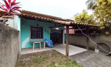 Ótima com 02 quartos, sendo uma suíte, com garagem coberta, terreno grande e ótimo espaço para uma piscina