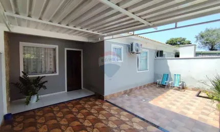 Ótima Casa Linear com dois quartos amplos, sendo um suíte, ótimos Cômodos e Espaço Gourmet