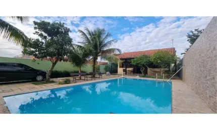 Casa linear, com 139m, 3 quartos, uma suíte, piscina, varanda gourmet.