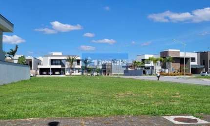 Terreno de 550 m² em excelente localização no Jardim do Golfe
