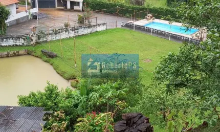 Vendo sítio 28.000 m2 com 2 casas, lago, piscina e árvores frutíferas, a 800 m do asfalto, Bairro Canto das Águas, Jacarei-SP