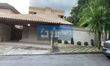 Linda casa com 4 dormitórios, 3 suítes e piscina no Urbanova.