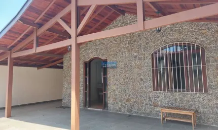 Casa térrea  com 159m2  construídos  em terreno de 275m2