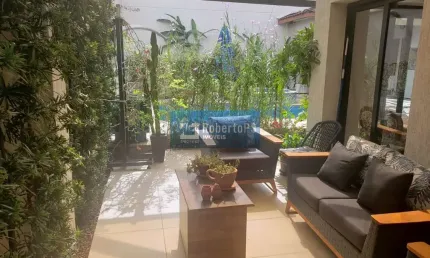 Sobrado com 4 quartos / 2 suítes com consultório em anexo e piscina