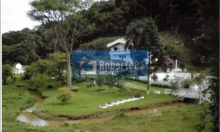 Sítio em ótimo estado de conservação com 18000 metros quadrados sendo 1000 metros quadrados de área construída, totalmente mobiliada ( porteira fechad