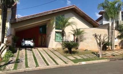 Casa alto padrão 3 quartos, 1 suíte, área gourmet com churrasqueira, Parque Três Meninos. Fácil acesso à Rod Raposo Tavares. 375m² de área construida.