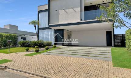Encantadora casa em condomínio, Votorantim/Sorocaba! Possui 4 quartos, sendo 3 suítes, com lazer completo!