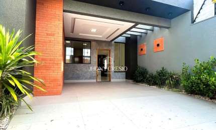 Casa com Cozinha Planejada e rica em Acabamentos. Próximo a Av. Mandacaru