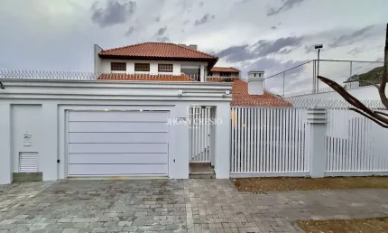 Casa super conservada, na zona 05, a poucos passos da marco’s padaria gourmet.