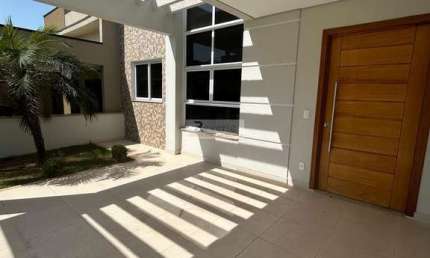 Residência de Luxo no Jardins do Império: Casa de 3 Quartos, Suíte, 2 Banheiros e 105m² em Indaiatuba-SP