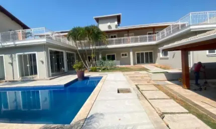 Luxuosa mansão de 5 quartos e 5 suítes na Vila Suíça, Indaiatuba-SP: 430m², 7 banheiros, sala ampla e 4 vagas de garagem.