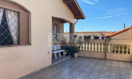 Imperdível oportunidade: Casa à venda em Indaiatuba-SP, Jardim Itamaracá. 3 quartos, 2 salas, 2 banheiros, 3 vagas de garagem, 165m².