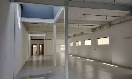 Prédio Comercial para Locação em Taubaté, Centro, 2 banheiros, 4 vagas
