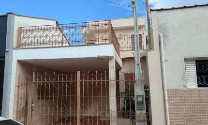 Casa para locação no Centro de Taubaté-SP: 4 quartos, 1 suite, 1 sala, 3 banheiros, 1 vaga de garagem, 140,00 m² de área.