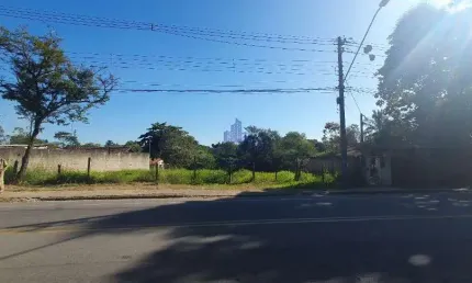 TERRENO COM FRENTE GRANDE COM LEVE DECLIVE -TREMEMBÉ