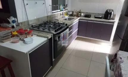 Casa à venda em Taubaté-SP, bairro Vista Alegre: 3 quartos, 1 suíte, sala, 2 banheiros, 2 vagas, 80m²!