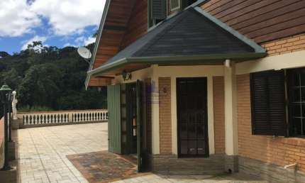 Imperdível: Casa à venda em Campos do Jordão-SP, no bairro Parque Pedra do Baú, com 6 quartos, 2 salas, 4 banheiros, 10 vagas de garagem e 359,74 m² de área!