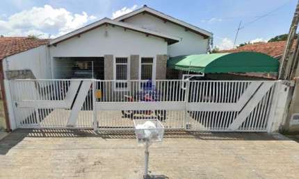 Imperdível! Casa à venda em Tremembé-SP, Bica da Glória, com 3 quartos, 1 suíte, 2 salas, 3 vagas e 240m². Venha conferir!
