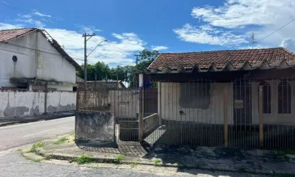 Casa a venda com terreno inteiro no bairro do jaraguá.