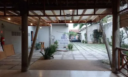 Ponto comercial de alto padrão em Taubaté-SP, bairro Quiririm: 1 sala, 3 banheiros, 1 vaga de garagem, 346,80 m² de área.