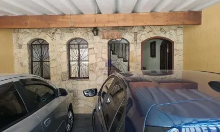 Casa com 3 quartos à venda na Vila Jaboticabeira, Taubaté  por R$ 470.000