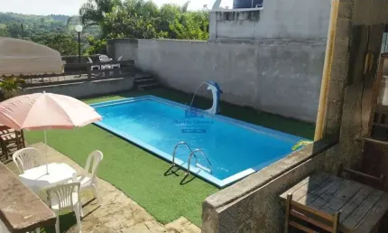Chácara Comercial à Venda em Taubaté-SP: 2 Quartos, 3 Banheiros, 250m² de Área no Jardim Continental!