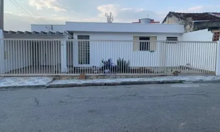 Casa à venda em Taubaté-SP na Vila Nossa Senhora das Graças: 3 quartos, 1 suíte, 2 banheiros, 2 vagas, 190m². Aproveite!