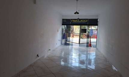 Pontocomercial no Centro de Taubaté-SP: 1 sala, 1 banheiro, 1 cozinha e 1 vaga, 39m². Ideal para negócios de sucesso!