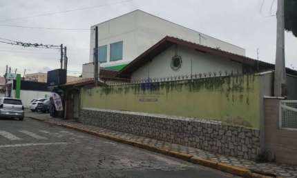 Imóvel deslumbrante no coração de Tremembé-SP: Casa com 4 quartos, 1 suite, 1 sala, 3 banheiros, 8 vagas de garagem, 262,10 m² de área. Venha conferir!