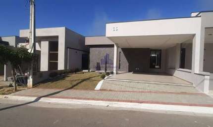 Casa nova em Condomínio Barão de Tremembé com três quartos, suíte e closet.