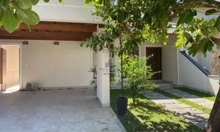 Aluguel de Casa em Condomínio de Luxo em Campos do Conde I, Tremembé-SP: 3 Quartos, 1 Suíte, 4 Banheiros, 2 Vagas, 140m².