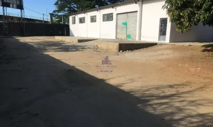 Alugue agora galpão comercial de 400m² com cozinha, 1 banheiro  e escritório em Taubaté-SP, Jardim Gurilândia!