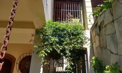 SOBRADO EM REGÃO CENTRAL DE GUARATINGUETÁ. EM RUA  TRANQUILO