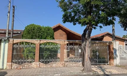 Imperdível oportunidade! Casa à venda em Taubaté-SP, bairro Estiva. 3 quartos, 1 suíte, 2 salas, 3 banheiros, 1 vaga, 200m².