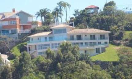 Belíssima residência alto padrão no melhor condomínio fechado em Cacupé