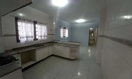 Excelente Sobrado com 3 dormitórios, sendo 1 suíte, 4 vagas, salão de festas! Localização privilegi