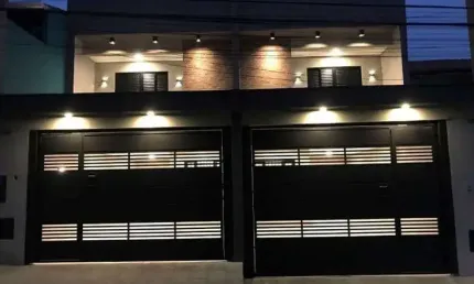 Sobrado Recém-Edificado de Esplendor com 170m², com 3 suítes e 3 vagas de garagem na região do Parq
